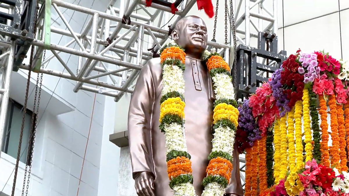 Former CM Rosaiah’s statue unveiled in Hyderabad