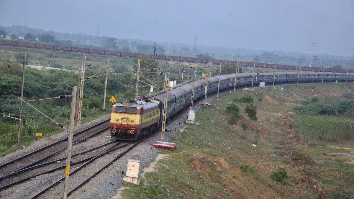 Use fog safety devices to ensure punctuality and safety of trains in winters: SCR GM