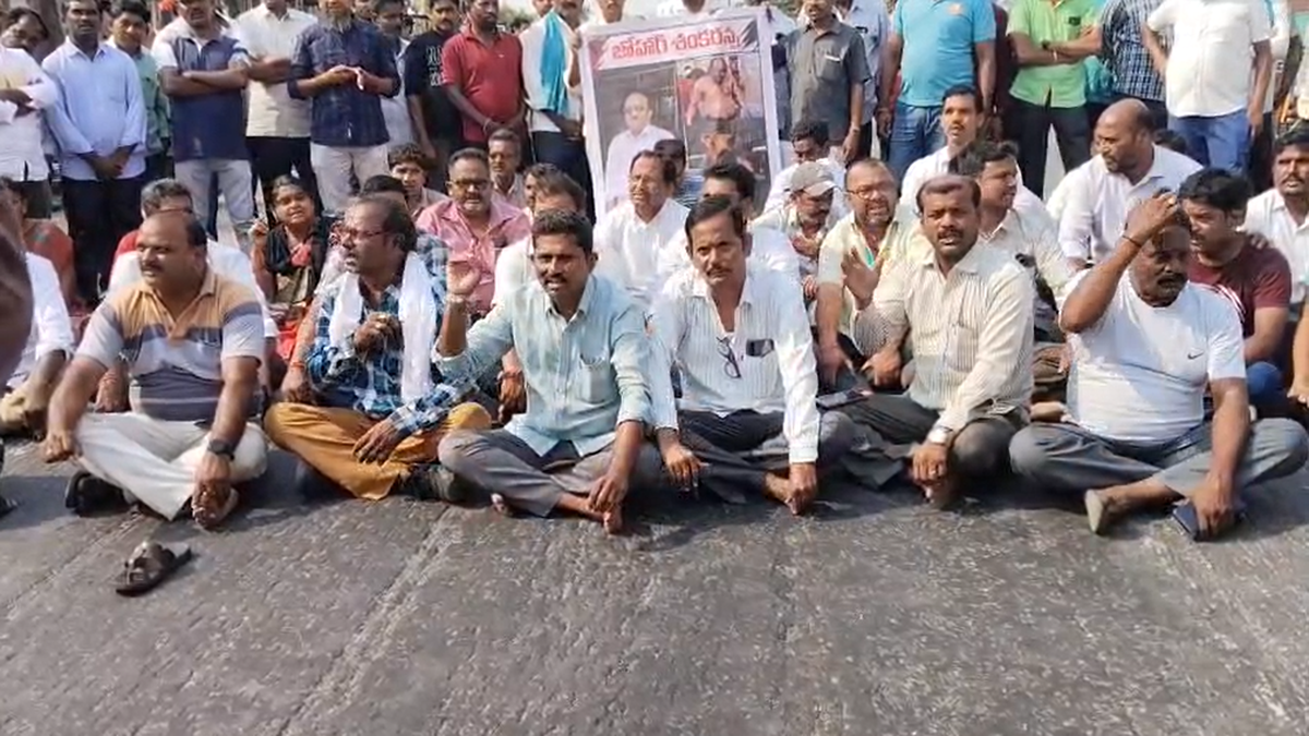 Tension escalates in Telangana’s Warangal as RTC workers demand deceased driver’s mortal remains be taken to bus depot