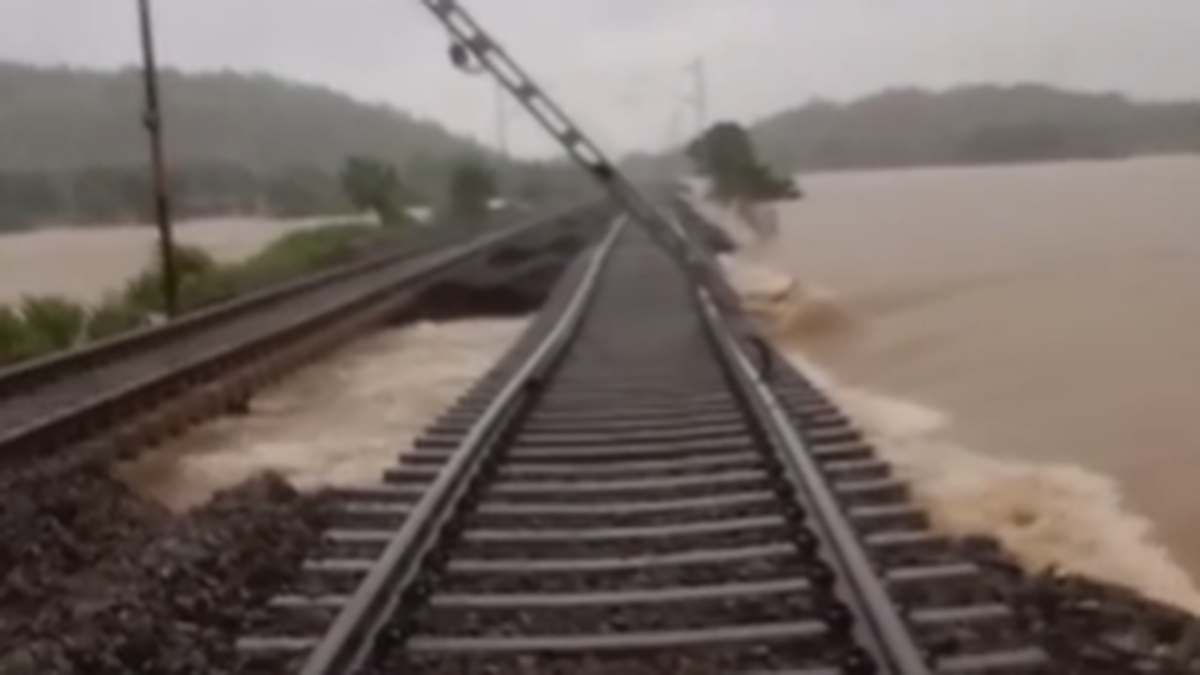 Las fuertes lluvias dejan algunos metros de vías ferroviarias inundadas en el distrito Mahabubad de Telangana y afectan el tráfico ferroviario