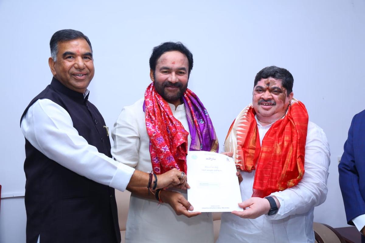 Transport Minster Ponnam Prabhakar met with Union Minister and Telangana BJP president G. Kishan Reddy in Hyderabad on Saturday (December 7, 2024).