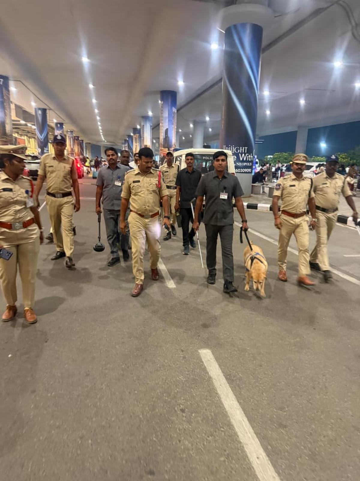 রাজীব গান্ধী আন্তর্জাতিক বিমানবন্দরে (RGIA) স্নিফার কুকুর সহ RGIA পুলিশ এবং বোমা সনাক্তকারী স্কোয়াডের কর্মীরা।