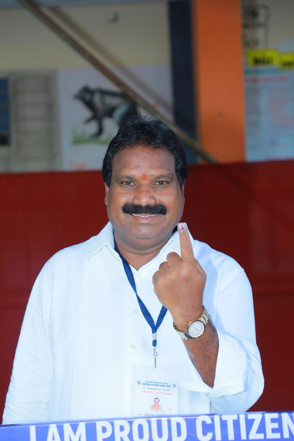 Aroori Ramesh, the BJP candidate from Warangal Parliamentary constituency, casts his vote at polling booth number 175 of Bishop Beretta School in Fathima Nagar in Hanamkonda