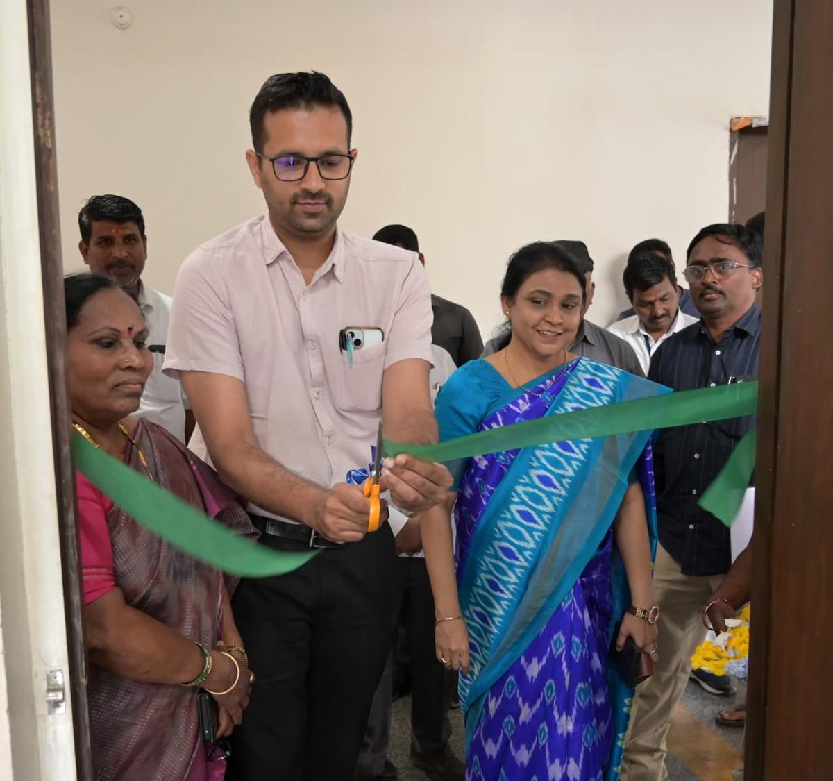 O Coletor Distrital de Vikarabad e Observador Geral, Shaik Yasmeen Basha, inaugura um Centro de Mídia na quinta-feira 