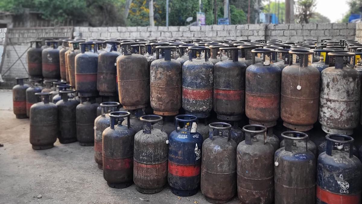 Telangana Civil Supplies dept takes seriousnote of delays in Commercial LPG delivery; 5,079 domestic cylinders seized in 1 month