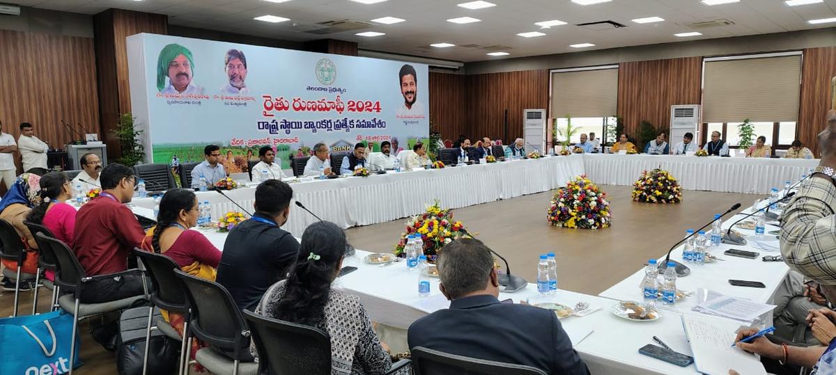 18 जुलाई, 2024 को हैदराबाद में बैंकरों के साथ बैठक में तेलंगाना के उपमुख्यमंत्री मल्लू भट्टी विक्रमार्क, कृषि मंत्री तुम्मला नागेश्वर राव और वरिष्ठ अधिकारी। 18 जुलाई, 2024 को हैदराबाद में बैंकरों के साथ बैठक में तेलंगाना के उपमुख्यमंत्री मल्लू भट्टी विक्रमार्क, कृषि मंत्री तुम्मला नागेश्वर राव और वरिष्ठ अधिकारी।