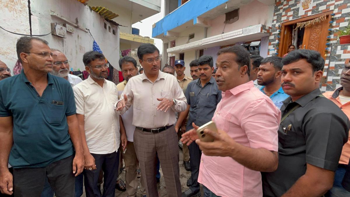 সোমবার আফজাল সাগরে হায়দরাবাদ দুর্যোগ প্রতিক্রিয়া ও সম্পদ সংরক্ষণ সংস্থা (হাইড্রা) চিফ এভি রাঙ্গানাথ।  সোমবার আফজাল সাগরে হায়দরাবাদ দুর্যোগ প্রতিক্রিয়া ও সম্পদ সংরক্ষণ সংস্থা (হাইড্রা) চিফ এভি রাঙ্গানাথ।