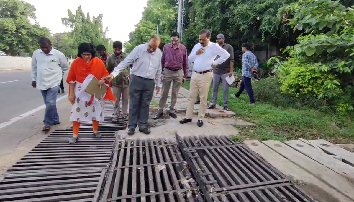 Principal Secretary, Municipal Administration & Urban Development, M. Dana Kishore inspecting areas around Khairatabad junction, Raj Bhavan Road, and Somajiguda in Hyderabad along with the officials from Roads & Buildings department. 