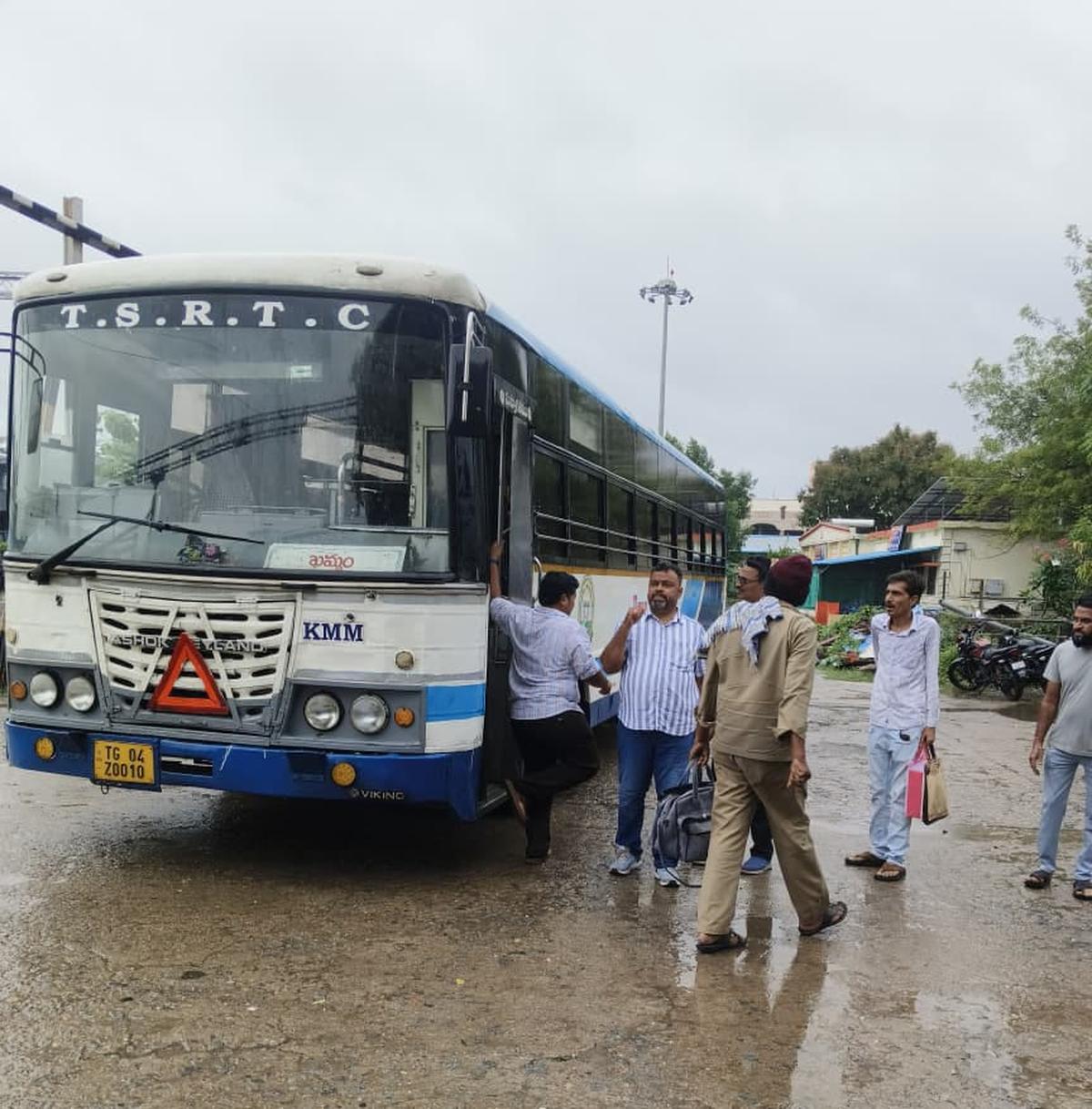 एससीआर ने आरटीसी के समन्वय से खम्मम में वंदे भारत एक्सप्रेस के यात्रियों के लिए एक बस की व्यवस्था की। एससीआर ने आरटीसी के समन्वय से खम्मम में वंदे भारत एक्सप्रेस के यात्रियों के लिए एक बस की व्यवस्था की।