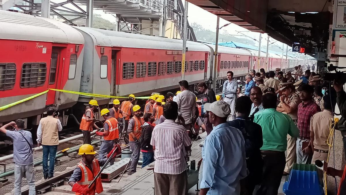 Hyderabad | Six passengers injured as Charminar Express derails at Nampally