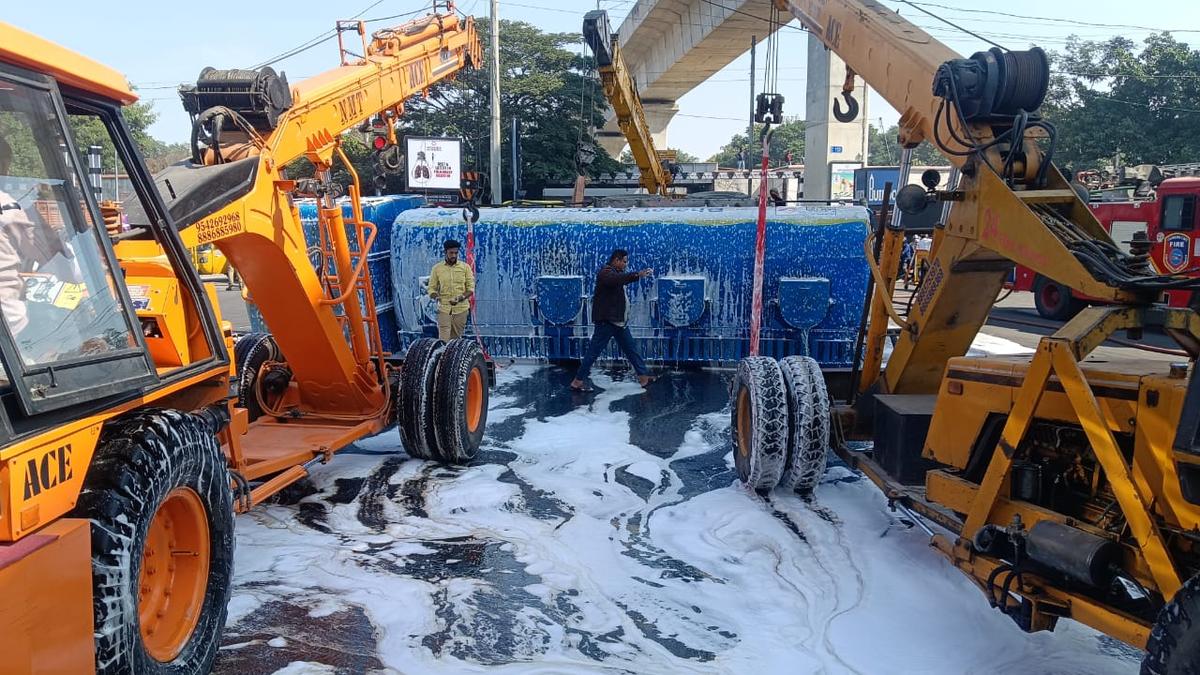 Fuel spills on road in Secunderabad as petrol tanker