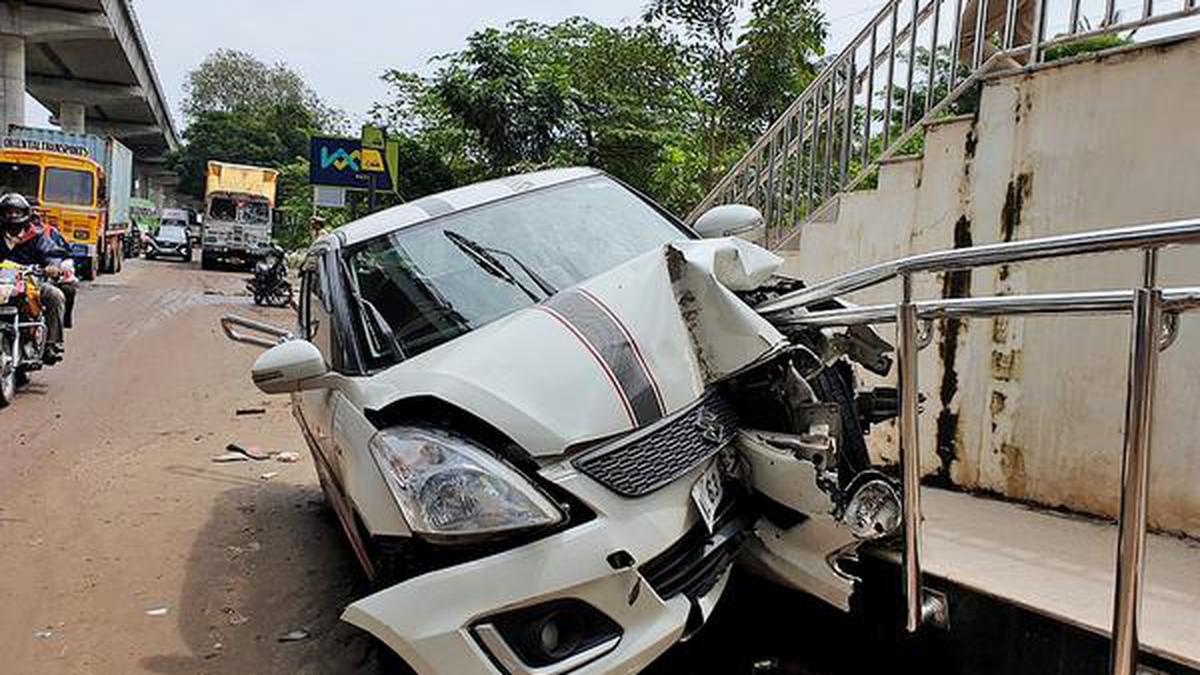 Kochi motorist has narrow escape from near-fatal car crash - The Hindu