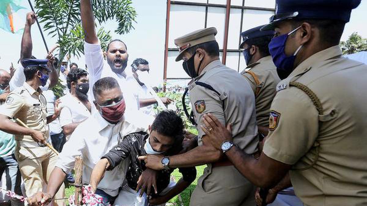 Youth Congress activists hold protest at toll plaza - The Hindu