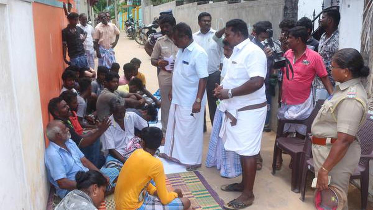 Kin of arrested fishermen give up fast in Rameswaram