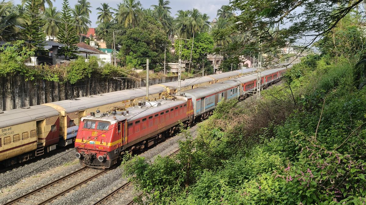 KSR Bengaluru-Kannur overnight Express (16511) which has an average delayed arrival of 38 minutes and delayed departure of 49 minutes, left Mangaluru Central at 8.15 a.m. as against the scheduled time of 7.30 a.m. on Sunday, November 2, in Mangaluru. KSR Bengaluru-Kannur overnight Express (16511) which has an average delayed arrival of 38 minutes and delayed departure of 49 minutes, left Mangaluru Central at 8.15 a.m. as against the scheduled time of 7.30 a.m. on Sunday, November 2, in Mangaluru.Â