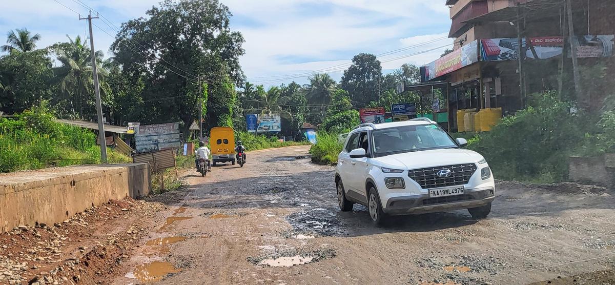 With the concrete box drains under construction on Mangaluru-Tumakuru NH 73 between Punjalakatte and Charmadi protruding about 4 inches above the road surface upon completion of the work, the highway becomes a swimming pool if the rainwater vents as in the present design get choked in Guruvayanakere, Belthangady taluk.