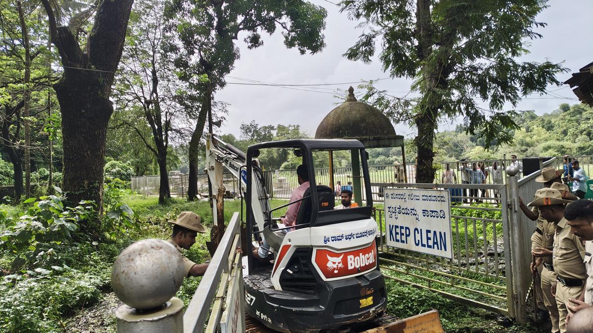 Dharmasthala सामूहिक दफ़न मामले की जांच गहरी हुई: 26 दिन, 15 जगहें और अभी तक कोई शव नहीं मिला 2 Dharmasthala burials: Process of exhuming bodies begins - The Hindu