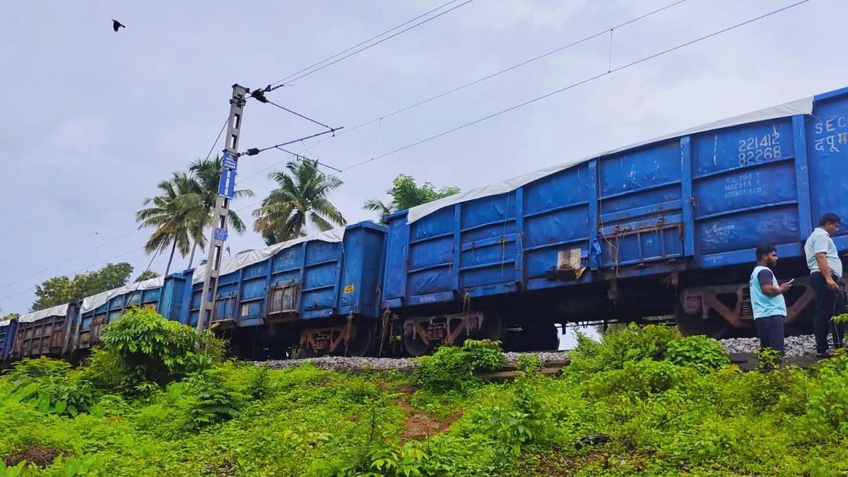 Freight train wagons get detached from rake near Shiroor