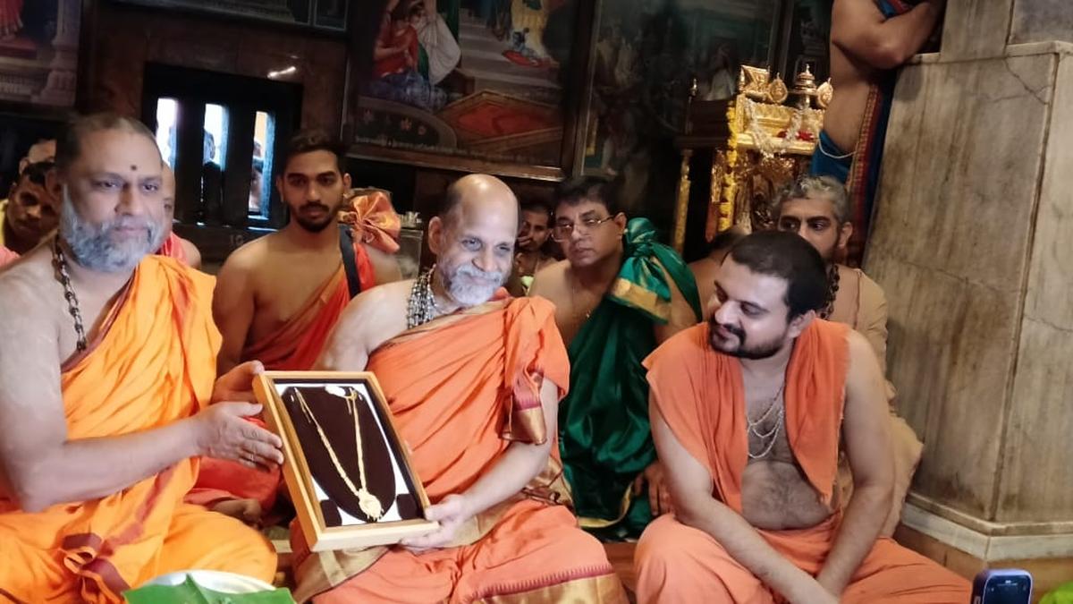 Raghavendra Mutt seer initiates construction of golden chariot in Udupi