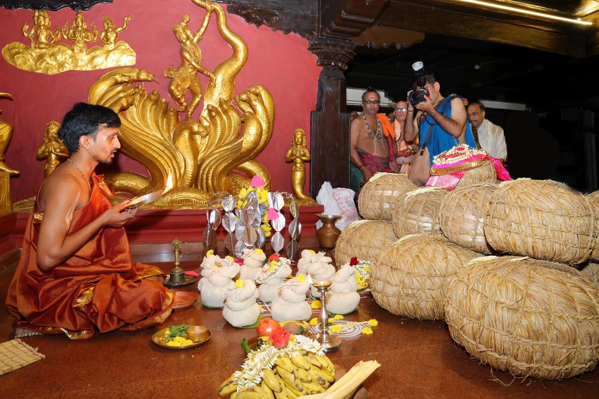 Um padre oferece pooja ao arroz e cereais que foram trazidos na cabeça como parte do Dhaanya Muhurta em Sri Krishna Mutt, em Udupi, no domingo. Um padre oferece pooja ao arroz e cereais que foram trazidos na cabeça como parte do Dhaanya Muhurta em Sri Krishna Mutt, em Udupi, no domingo.