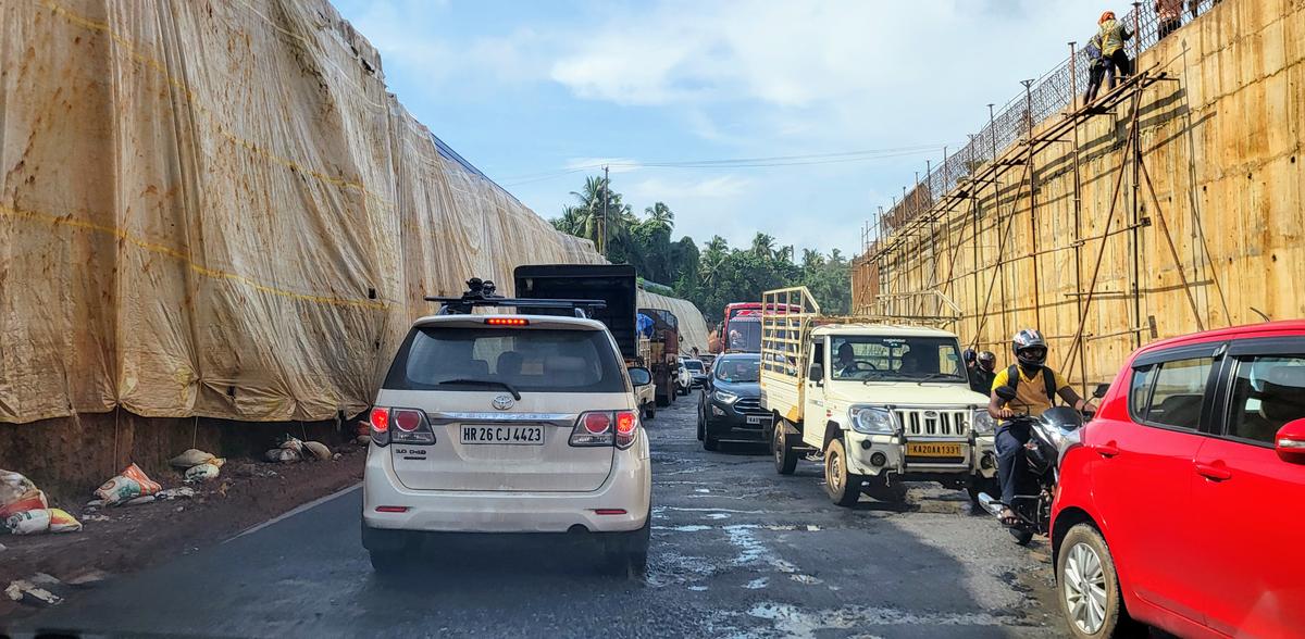 राष्ट्रीय राजमार्ग 66 पर कल्लियानापुरा संथेकट्टे जंक्शन पर निर्माणाधीन अंडरपास पूरे मानसून के दौरान गड्ढों से भरा रहा, जिससे 10 अगस्त को उडुपी जिले में वाहनों की आवाजाही बुरी तरह प्रभावित हुई।