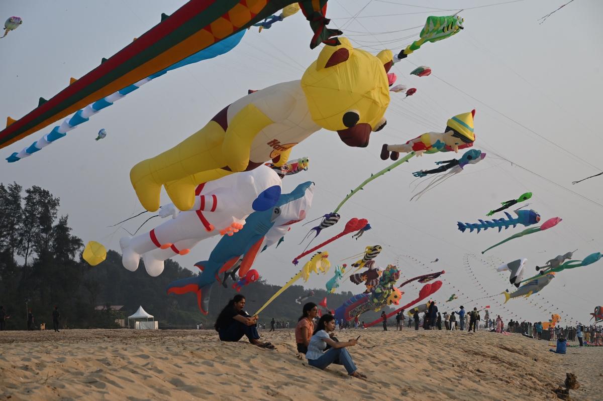Os céus da praia de Tannirbhavi ficaram repletos de pipas em 17 de janeiro, quando o Festival Internacional de Pipas de dois dias começou