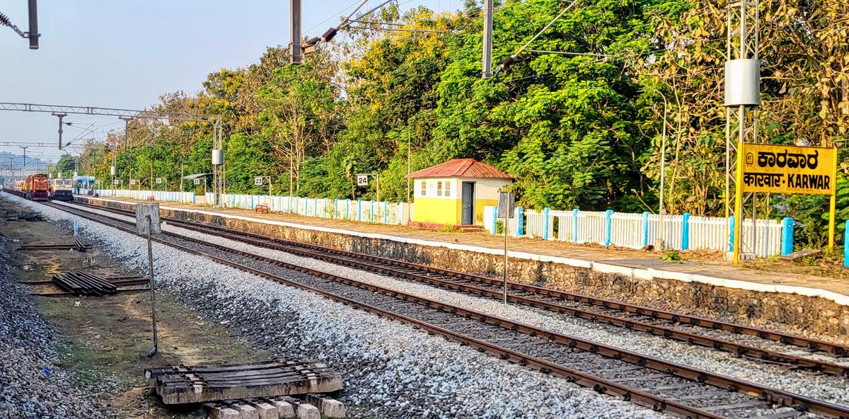 O deputado Udupi-Chikkamagaluru Kota Srinivas Poojary instou o governo central a construir uma via expressa greenfield entre Talapady no distrito de Dakshina Kannada e Karwar no distrito de Uttara Kannada ao longo da linha ferroviária Mangaluru-Mumbai.