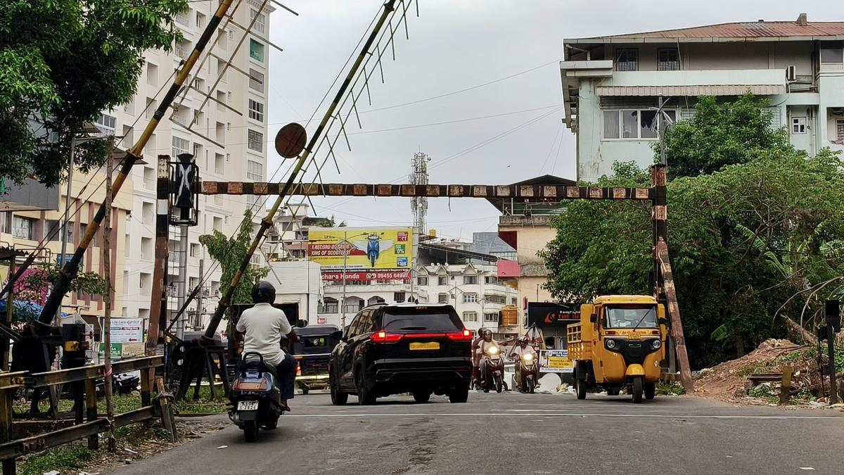 Dashing vehicles against level crossing gates will lead to suspension or cancellation of driving license, cautions Railways