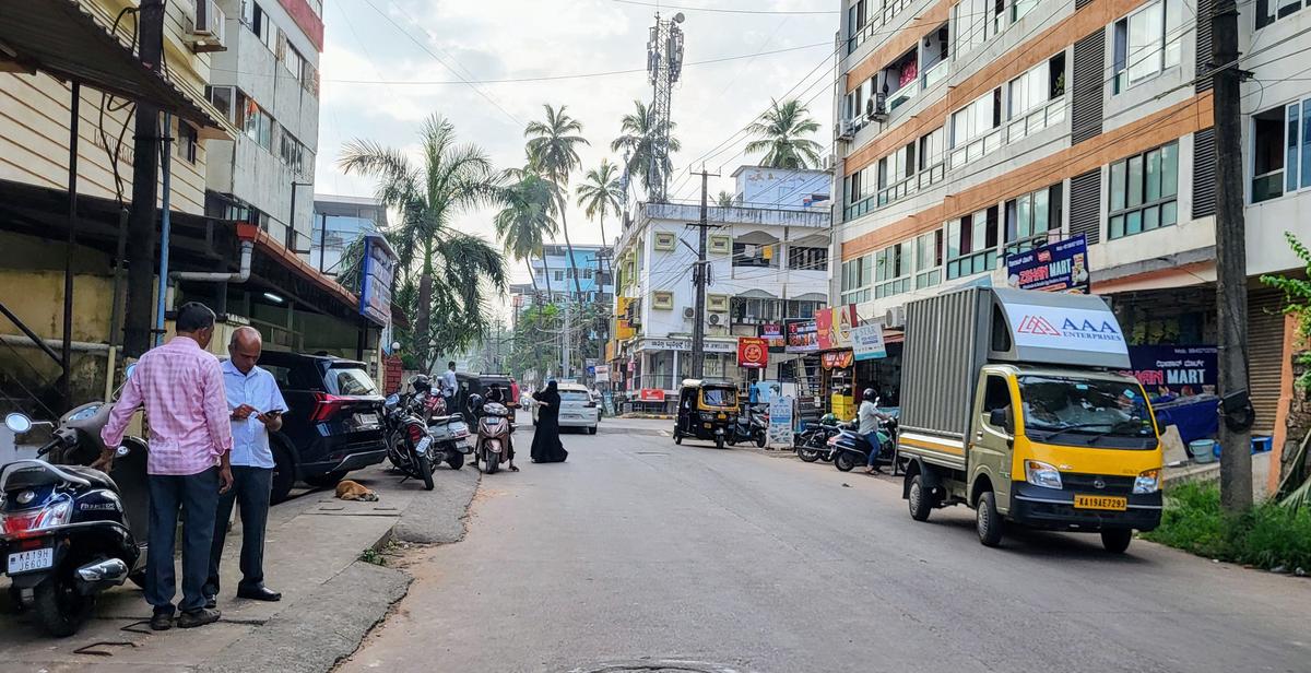 The Mangaluru City Corporation has been urged to widen Bolar Main Road between Jeppu Market and Bolara Leewell Junction in Mangaluru. 