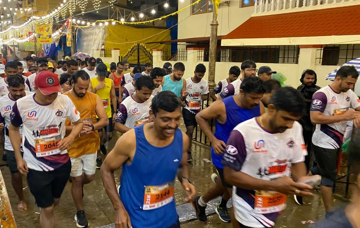Participantes participando da terceira edição da Maratona de Mangaluru Dasara, realizada no domingo.