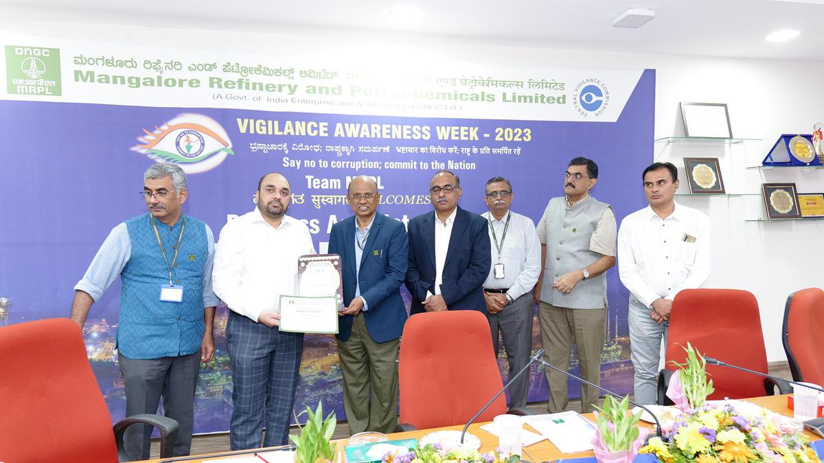 MRPL felicitates vendors during Vigilance Awareness Week