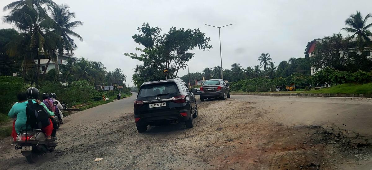 The stretch of service road from Karavali Junction joining the NH near Kinnimulky in Udupi. Service roads on either side of Ambalpady Junction on Kochi-Panvel National Highway 66, where the National Highways Authority of India (NHAI) is building a vehicular overpass, are not well-maintained. The stretch of service road from Karavali Junction joining the NH near Kinnimulky in Udupi. Service roads on either side of Ambalpady Junction on Kochi-Panvel National Highway 66, where the National Highways Authority of India (NHAI) is building a vehicular overpass, are not well-maintained.