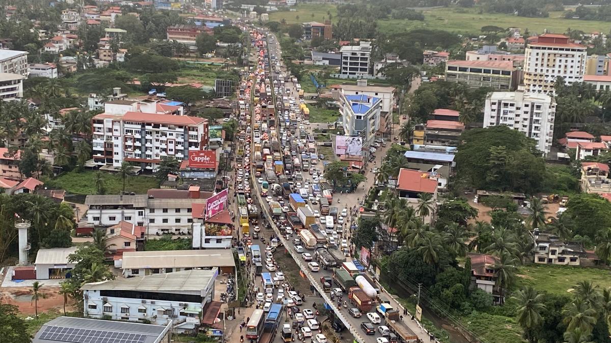 Traffic on NH 66 thrown out of gear after Kuloor old bridge closed for re-asphalting