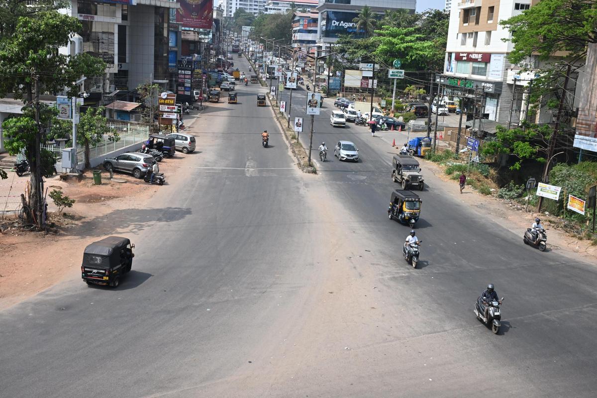 A Mangaluru City Corporation (MCC) mudará a linha de drenagem subterrânea (UGD) abaixo da faixa de rodagem superior (esquerda) da estrada secundária de Kankanady antes que o Departamento de Obras Públicas inicie o trabalho de colocação de concreto na estrada de 700 metros entre Karavali Junction e Bhagwan Mahaveera (Pumpwell) Circle em Mangaluru.