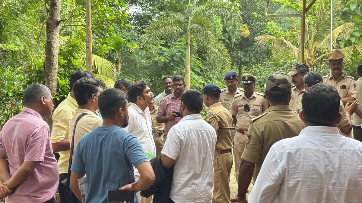 Police book Girish Mattannavar and others for obstructing the arrest of Mahesh  Shetty Thimarody - The Hindu