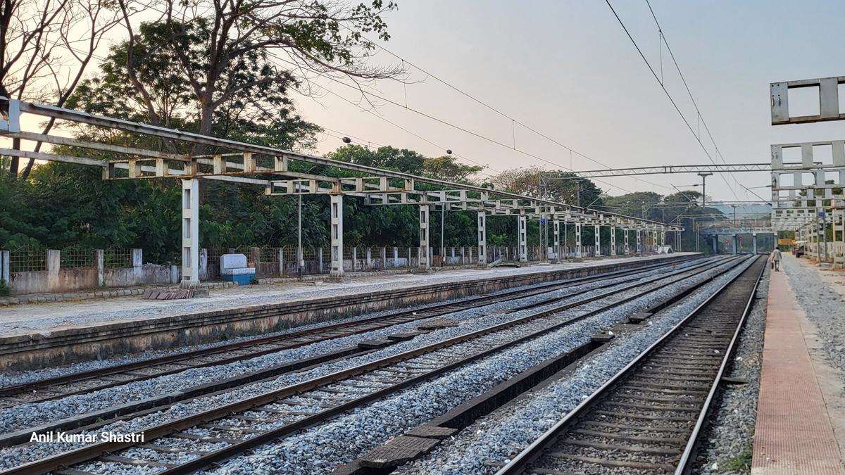 प्लेटफॉर्म शेल्टर पिलर्स और ट्रस ने दक्षिण पश्चिम रेलवे के मैसूरु डिवीजन के बंटवाल रेलवे स्टेशन पर लगभग एक साल तक बारिश और कठोर मौसम के संपर्क में आने के बाद, दरशिना कन्नड़ जिले के बंटवाल में देखा है।