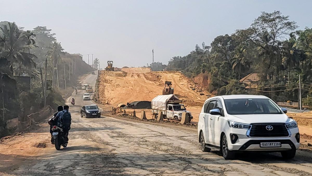 People continue to endure pothole-crater filled highway in the absence of motorable alternative road during NH 75 widening