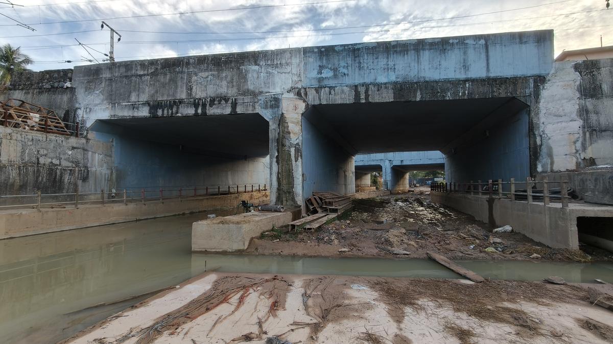 Once it rains, the twin Railway Under Bridge worksite gets inundated thereby affecting completion of the work, claims Mangaluru Smart City Limited, that is executing the twin RuB work at Mahakalipadpu.
