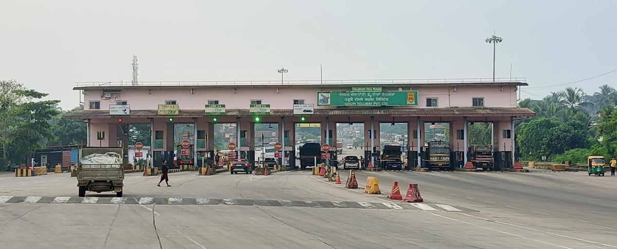 Um pedágio na NH 66 em Talapady. O deputado Udupi-Chikkamagaluru Kota Srinivas Poojary disse ao Lok Sabha que o existente Kanniyakumari-Panvel NH 66 de quatro pistas ficou congestionado. 