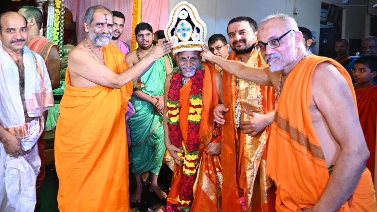 Paryaya Puttige Mutt seer Sugunendra Tirtha felicitates coursemates on his 63rd birthday