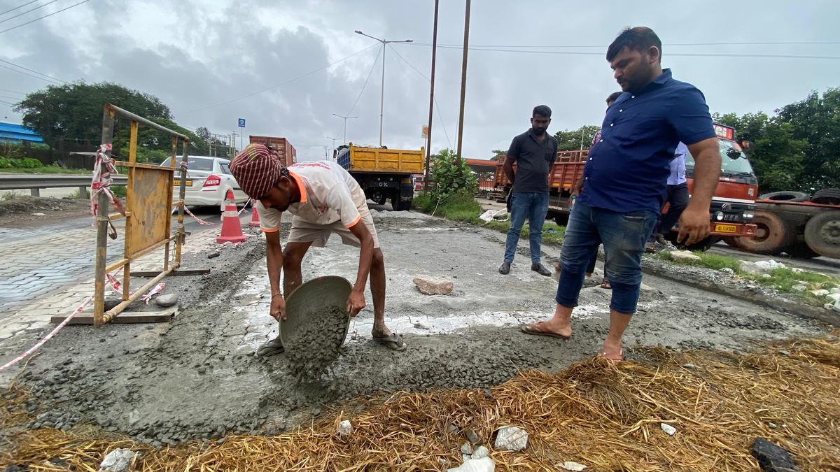 Kā daļu no kopējās atjaunošanas un remonta sasists Portportu savienojuma ceļa posmi, Indijas Nacionālās lielceļu pārvalde (NHAI) nosaka betonu uz saspiesta Panvel-Kochi Nacionālā šosejas 66 posma Baikampady krustojumā Mangaluru 2025. gada 8. augustā.