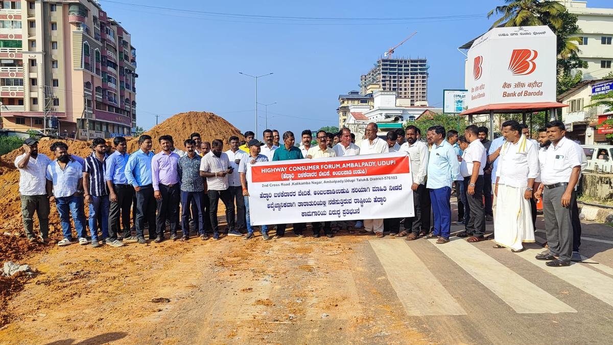 Vedike resorts to snap protest demanding flyover at Ambalpady junction on NH 66 instead of vehicular overpass