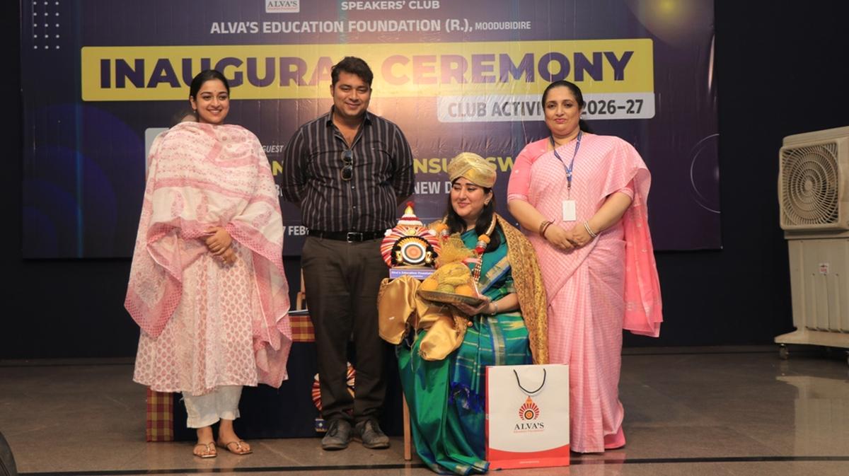 A administradora da farmácia da Alva, Greeshma Vivek Alva, o curador gerente da Alva's Foundation, Vivek Alva, e a presidente do Alva's Rostrum Speakers' Club, Deepa Kotari, felicitam o membro do Parlamento de Nova Delhi, Bansuri Swaraj, na inauguração das atividades do Alva's Rostrum Club para 2026-27 em Moodbidri, em 6 de fevereiro de 2026.