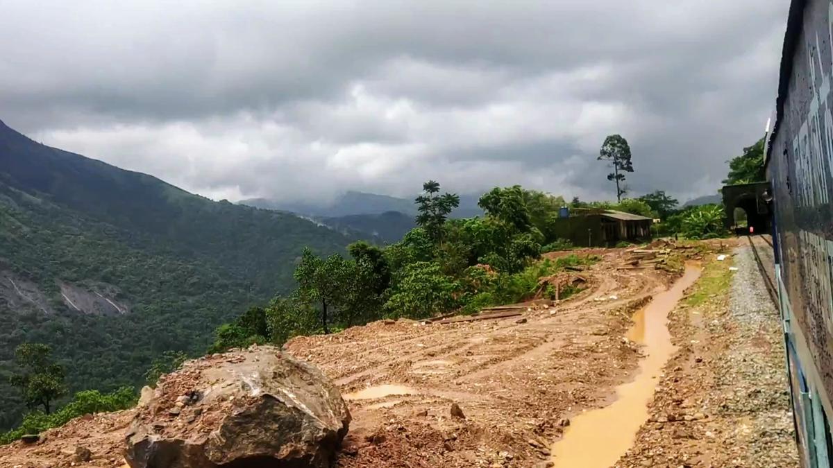 रेल मंत्री अश्विनी वैष्णव ने लोकसभा को सूचित किया कि रेलवे 11 दिसंबर, 2024 को नई दिल्ली में हसन-मंगलुरु रेलवे लाइन के सकलेशपुर-सुब्रह्मण्य रोड घाट खंड पर यदाकुमारी और शिरीबागिलु स्टेशनों के बीच अरेबेटा में एक क्रॉसिंग स्टेशन प्रदान करने पर व्यवहार्यता अध्ययन कर रहा था। .