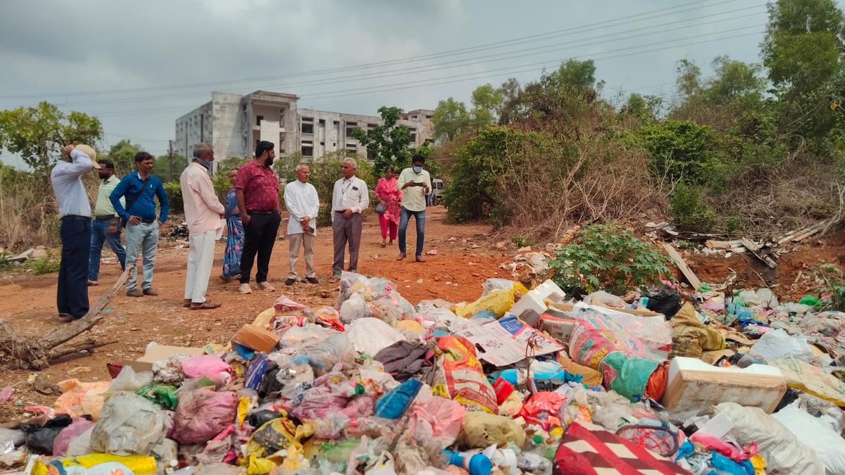 Konaje Panchayat slaps ₹25,000 fine on Mangalore University for burning solid waste