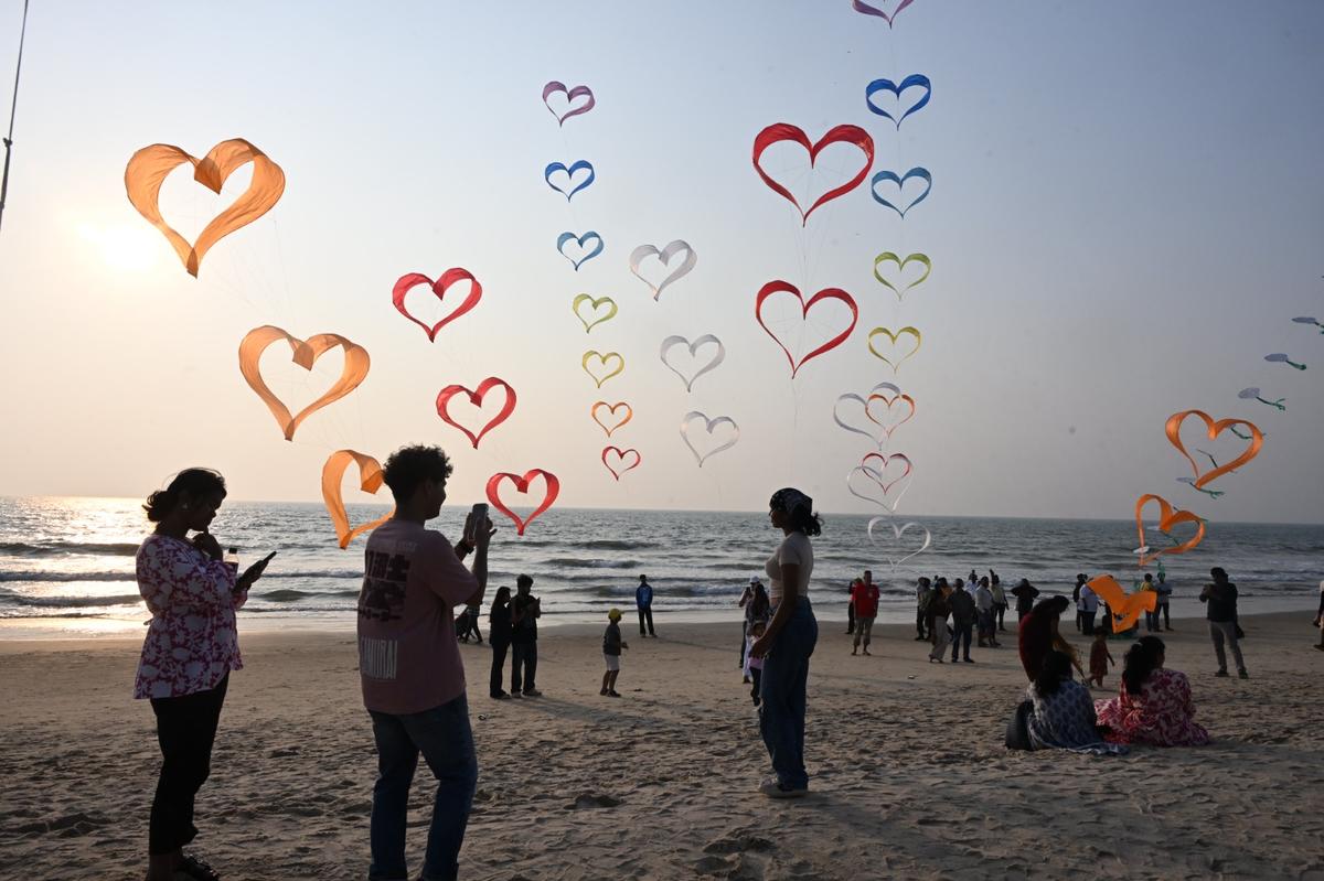 Corrente de pipas mostrando o coração exibido na praia de Tannirbhavi em 17 de janeiro, quando o Festival Internacional de Pipas de dois dias começou