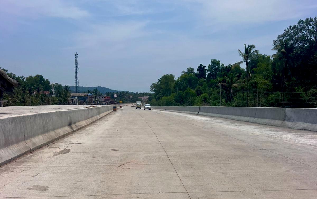 A abertura de uma das duas faixas de rodagem do viaduto com passagens subterrâneas no âmbito do projeto de quatro pistas BC Road-Periyashanthi da Rodovia Nacional 75 de Mangaluru - Bengaluru para o tráfego de veículos pela Autoridade Nacional de Rodovias da Índia (NHAI) trouxe muito alívio aos usuários da estrada na cidade de Nellyadi em Puttur Taluk, distrito de Dakshina Kannada, no domingo.
