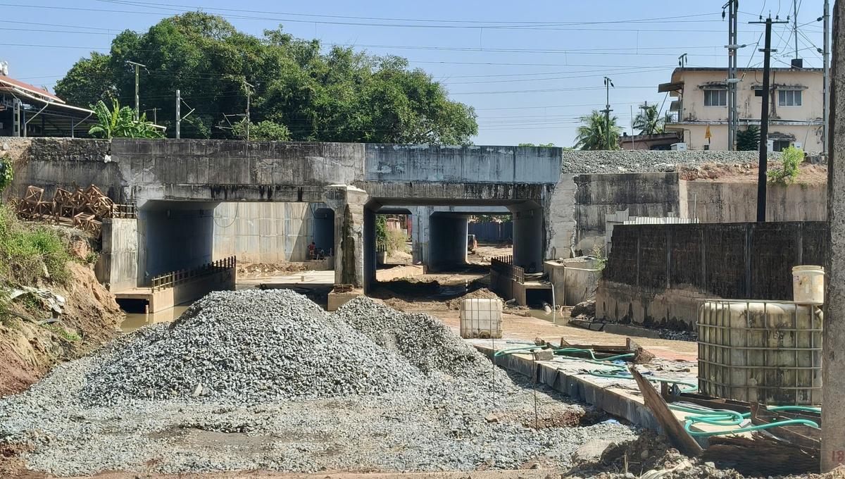 Residents of Jeppu and surrounding areas are doubtful of Mangaluru Smart City Limited commissioning the twin Railway Under Bridge on December 20 as promised.
