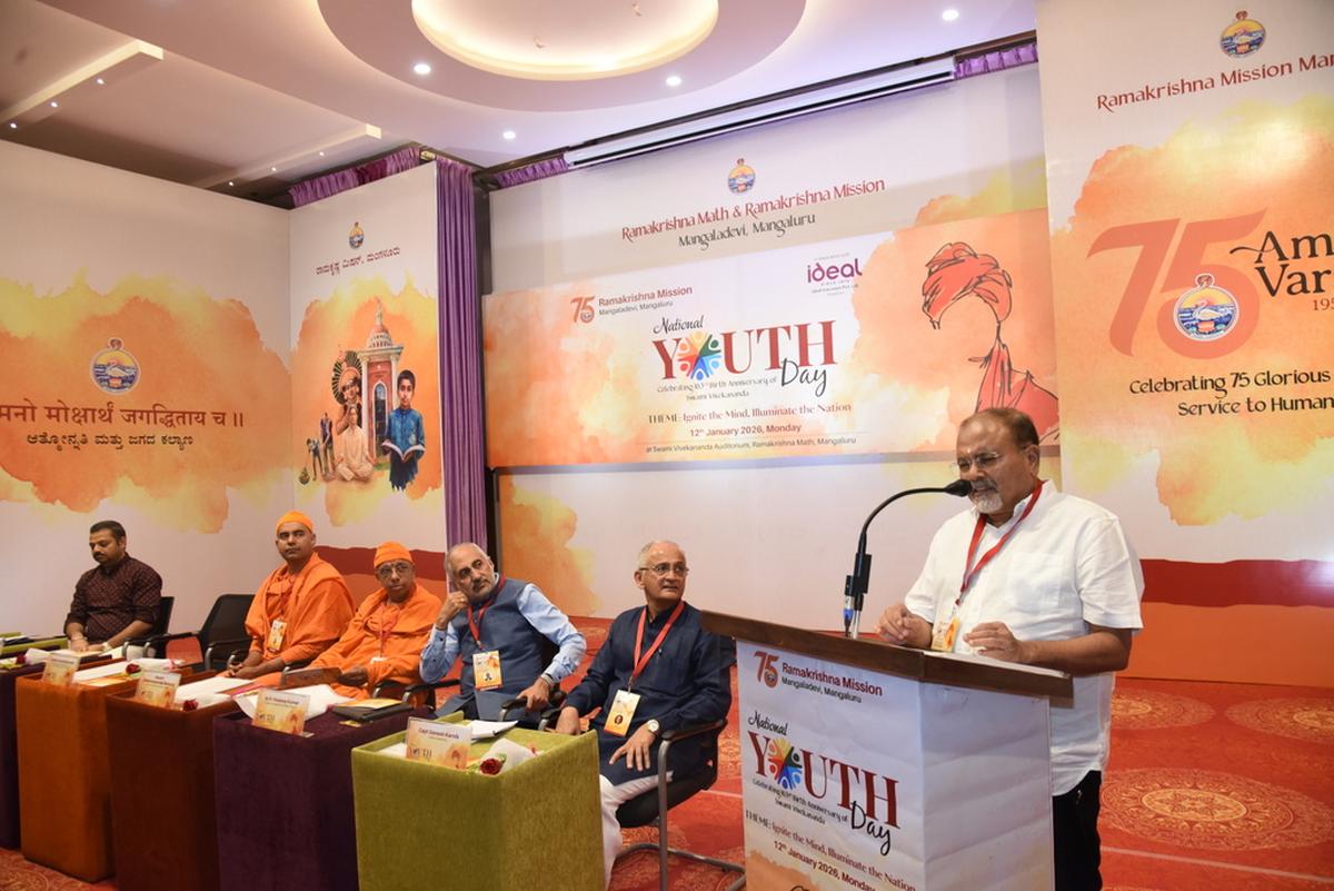 O secretário honorário da Canara High School Association, N. Ranganath Bhat, discursando na cerimônia inaugural do evento do Dia Nacional da Juventude.