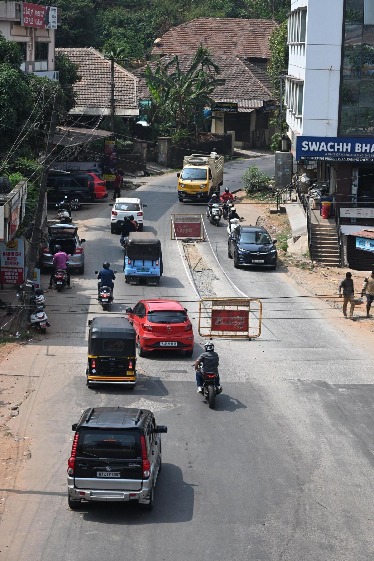 Os veículos que entram na cidade a partir do Círculo Bhagwan Mahaveer (Pumpwell) em direção ao entroncamento de Karavali passarão pela Kankanady Old Road, devidamente tornando-a de mão única, na direção ascendente, uma vez que o PWD inicia a concretagem da estrada secundária de Kankanady entre o entroncamento de Karavali e o Círculo de Pumpwell em Mangaluru.